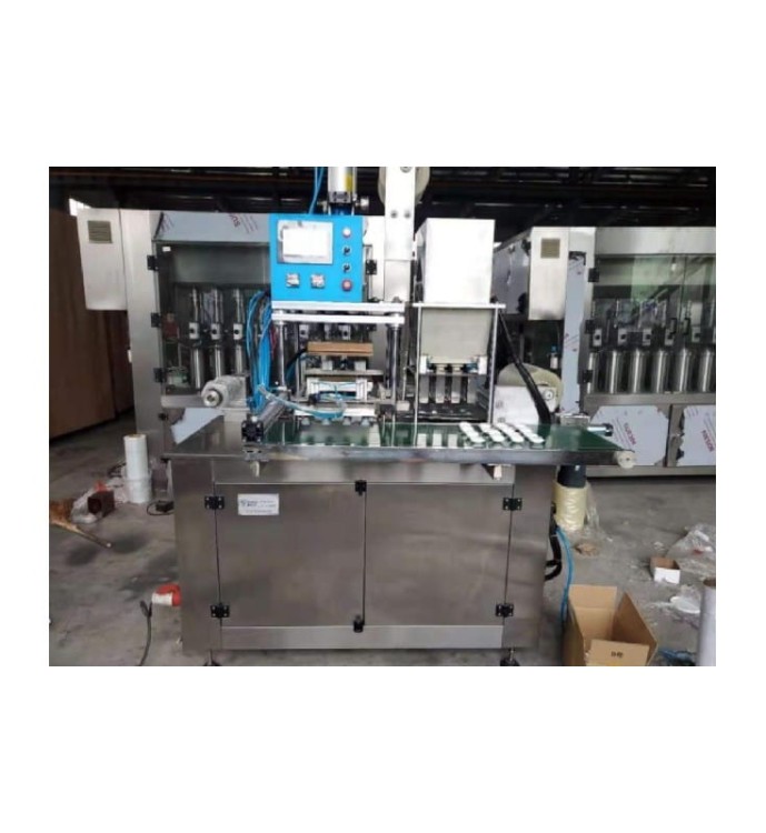 MASZYNA PAKUJĄCA PEREŁKI DO PRANIA W FOLIĘ WODNOROZPUSZCZALNĄ