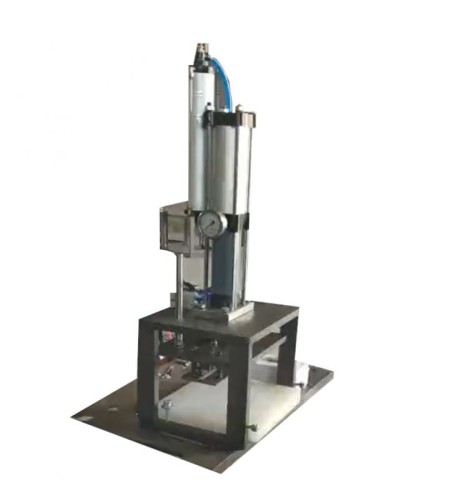 PÓŁAUTOMATYCZNA ZGRZEWARKA I WYKRAJARKA DZIUREK DO ZAWIESZANIA W RĘKAWICZKACH FOLIOWYCH