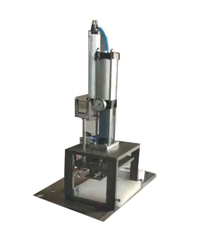 PÓŁAUTOMATYCZNA ZGRZEWARKA I WYKRAJARKA DZIUREK DO ZAWIESZANIA W RĘKAWICZKACH FOLIOWYCH