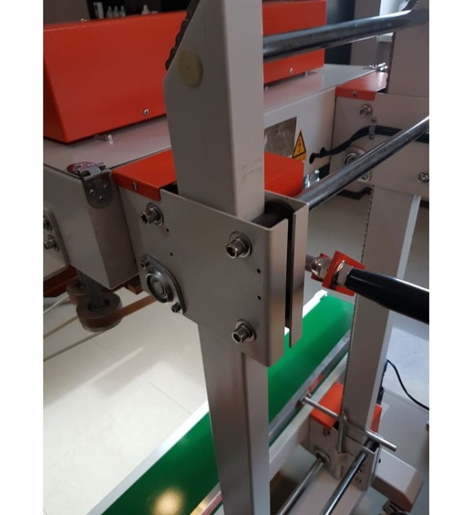 ZGRZEWARKA DO FOLII Z TAŚMOCIĄGIEM QLF-1680